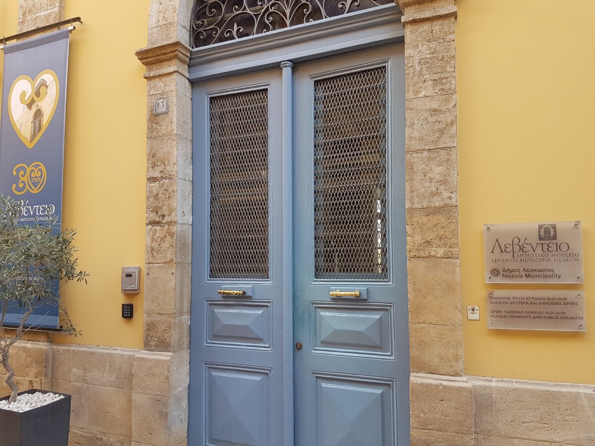 Вход в музей очень скромный