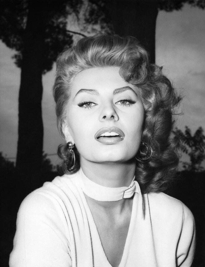 1. Софи Лорен.                                                                                                                                                          Софи Лорен - знаменитая итальянская актриса, на данный момент ей 85 лет и она до сих пор поражает всех своей стройной фигурой и идеальным макияжем!  Сейчас она продолжает сниматься в рекламе, а также ведет светскую жизнь. Она снялась в 181 фильме, получила 12 наград кинофестивалей, включая «Оскар», а также родила 2 сыновей и получила любовь миллионов поклонников ее красоты и таланта.