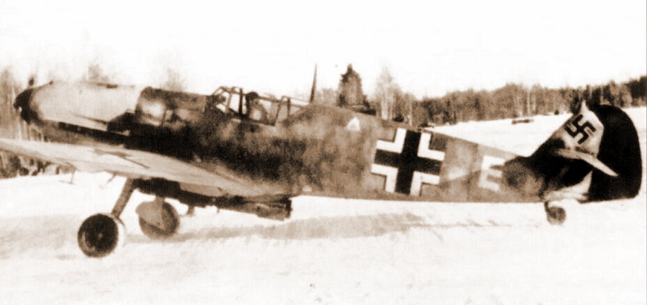 Истребитель-бомбардировщик Bf 109E-4/B из эскадры LG 2 с четырьмя 50-кг осколочными бомбами на подвеске. Эффективный при штурмовках, он при необходимости мог вполне успешно вести воздушный бой (John Weal. Luftwaffe Schlachtgruppen – Osprey Publishing, 2003)