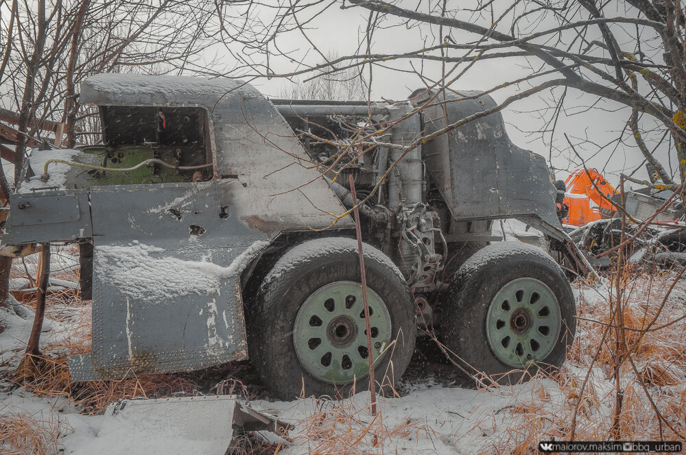 Обнаружил разорванный на куски АН-12 в поле у деревни! Залез в кабину, показываю фото изнутри