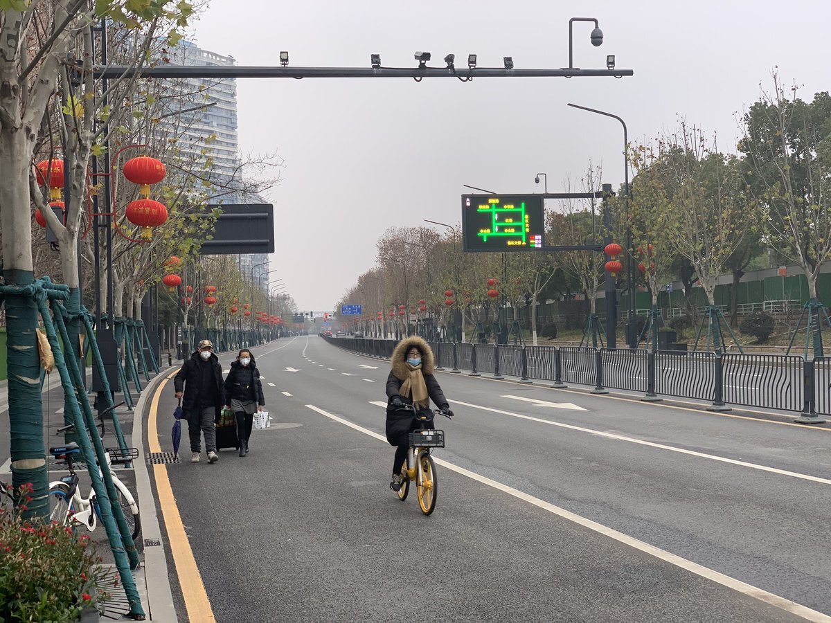 Китай удивлен. Пустые улицы Китая коронавирус. Город Ухань Китай. Пустые улицы Китая. Ухань 2020.