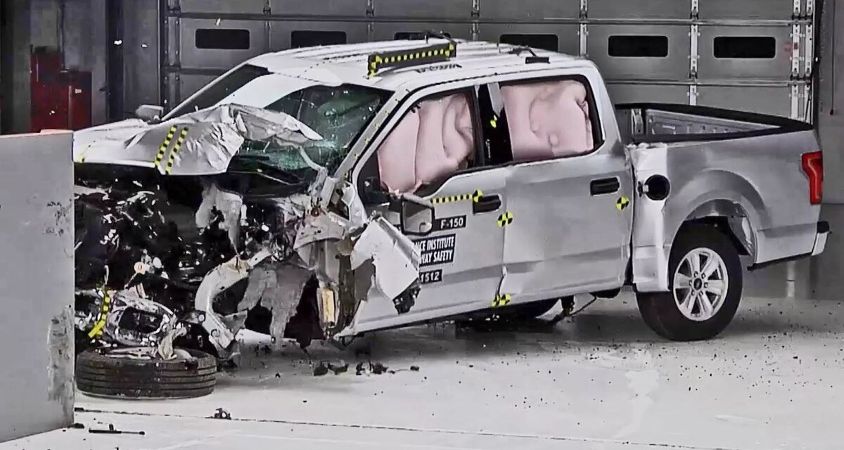 Типичнейший результат краш-теста современного автомобиля. Передок всмятку, салон цел и невредим.