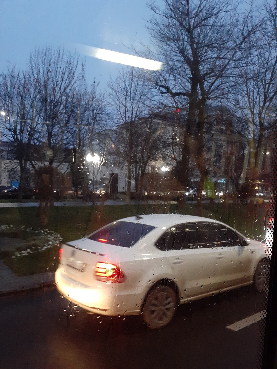 Вечерний город из окна автобуса