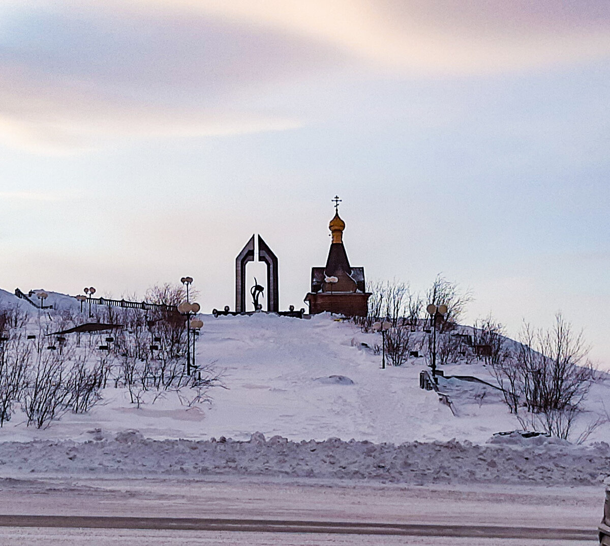 Чёрный тюльпан. Автор: Л. Шайдуллина; скульптор: С. Баскаев.