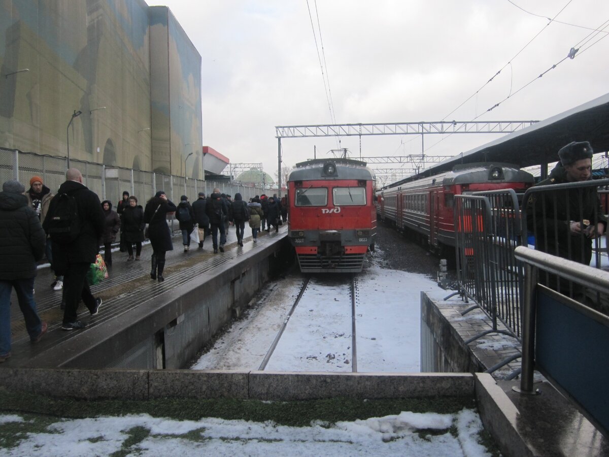 Москва, платформа пригородных электричек (фото автора)