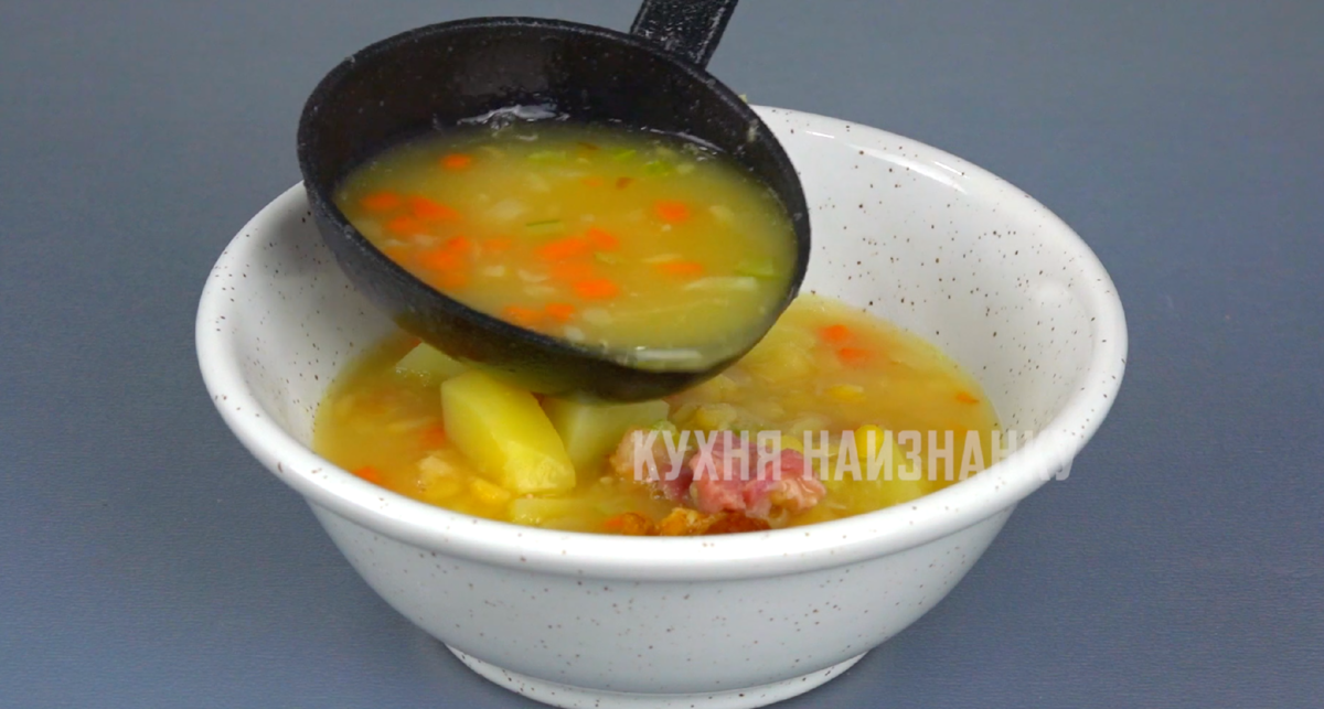 Гороховый суп на копченой свиной рульке с морковным соком и чесночными гренками