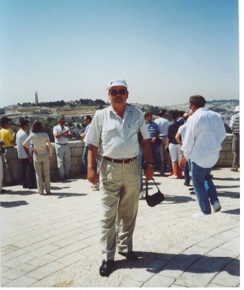 У парапета вдали  по правую мою руку  стоит Алекс.