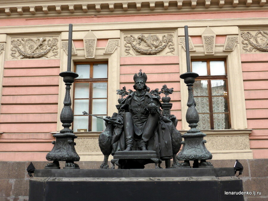 Памятник у михайловского замка