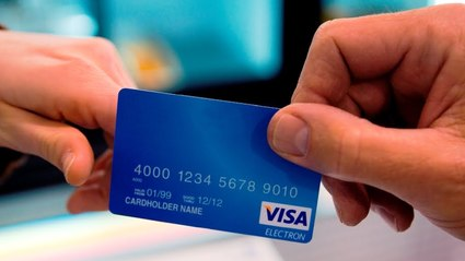 Американская криптовалютная биржа Coinbase получила статус «Visa Principal Member», что делает ее полноправным участником платежной системы Visa.

Благодаря этому биржа теперь будет меньше зависеть от платежной компании Paysafe в процессе выпуска собственных дебетовых карт Coinbase Card и у нее будет больше контроля над механизмом их функционирования.

Coinbase на сегодня является единственным представителем криптовалютной индустрии, которому удалось добиться такого высокого уровня сертификации у Visa. В будущем планируется расширение рынков для Coinbase Card и увеличение количества предоставляемых услуг.

Впервые Coinbase Card представили в Великобритании, сейчас карта доступна уже в 29 европейских странах. Она взаимодействует с терминалами и банкоматами, которые совместимы с протоколами Visa. В приложении каждый пользователь имеет возможность выбрать кошелек, который будет использоваться для оплаты. На сегодня доступно 10 криптовалют. Coinbase взимает комиссию за конвертацию, снятие наличных и покупки за границей. Как отмечается, половина заказавших карты активно ими пользуется. В основном это жители Великобритании, Италии, Испании и Франции.

К полноправным участникам системы Visa относят финансовые учреждения, которые могут выполнять функции «банка-эмитента», то есть могут выпускать собственные карты и обрабатывать транзакции. Coinbase пока не сообщает, как будет использоваться новый статус.

«Благодаря этому членству мы сможет предложить нашим клиентам больше дополнительных услуг и новых рынков. Подобные элементы способствуют развитию и обогащению опыта криптовалютных платежей», - сказано в сообщении.

Ранее Coinbase добавила маржинальную торговлю.

А до этого Polkadot стал партнером Coinbase.

Помимо этого, Coinbase объявила о расширении своего сервиса Coinbase Custody.