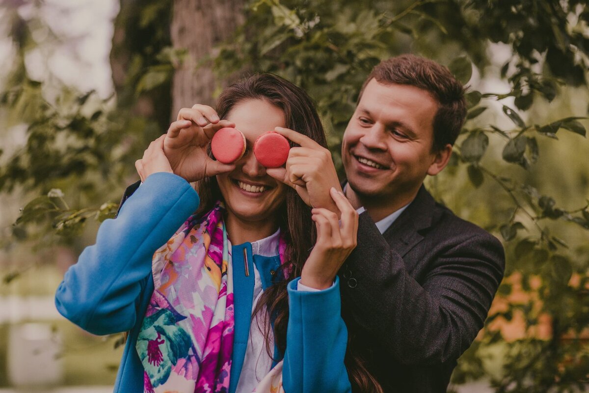 Нежные прикосновения в парке Горького в Перми.
