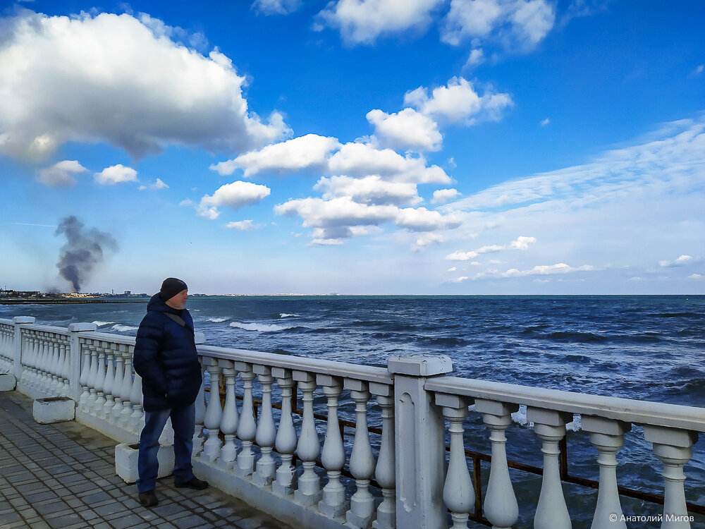 Феодосия ранней весной: пляж закрыт, море волнуется, магония цветет