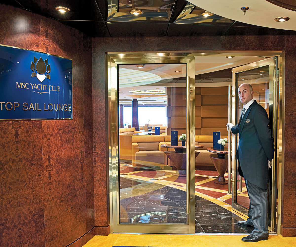 Msc voyagers. MSC Yacht Club. MSC Cruises Yacht Club. Каюта персонала на лайнере. Лайнер грандиоза MSC яхт клуб каюта