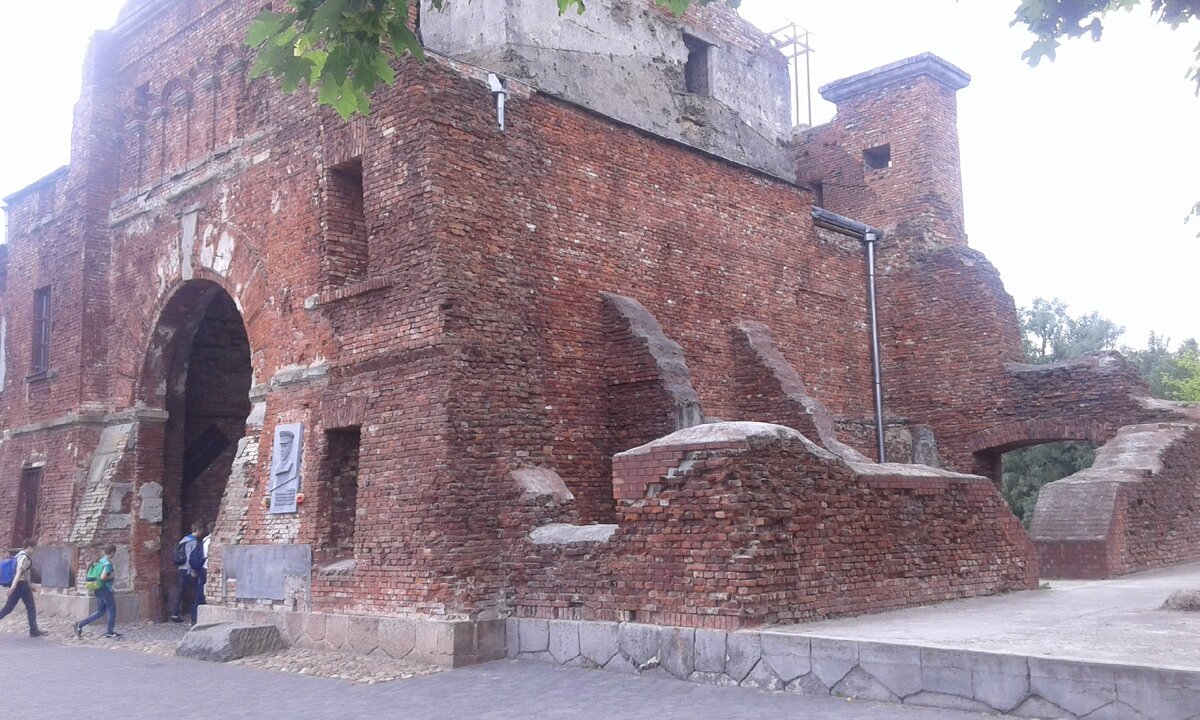 Город-герой Брест. Легендарная Брестская крепость... Это священное , об этом - отдельно. Могу лишь сказать, что эмоции там накрывают с головой... Фото автора 