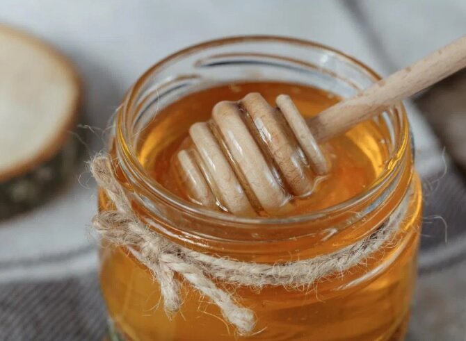 Мед содержит меньше фруктозы и глюкозы по сравнению с сахаром, но содержит больше калорий.