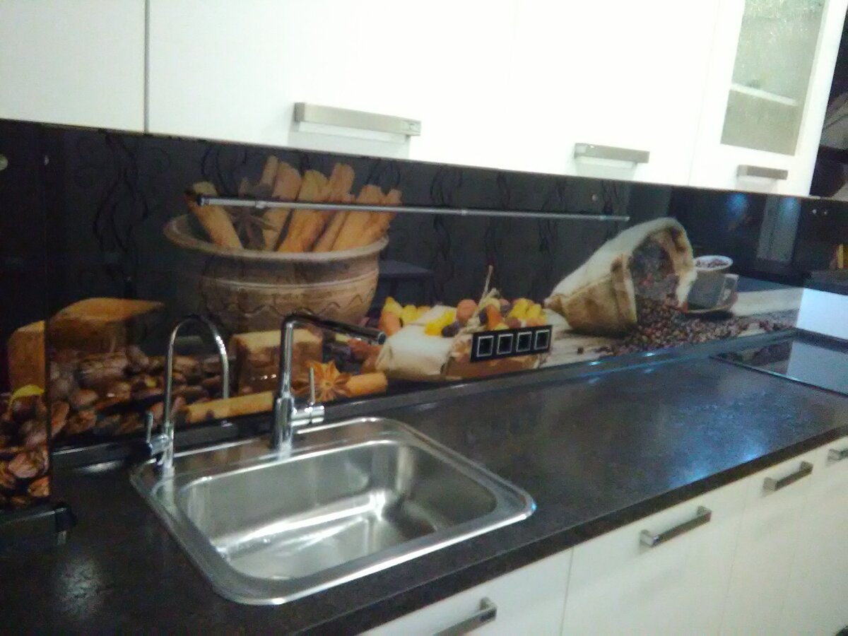 ...многие уверены, что за стеклом ухаживать гораздо легче, чем за традиционной плиткой. В стекло жир и вода не впитывается никогда. Стекло можно легко отмыть моющим средством.