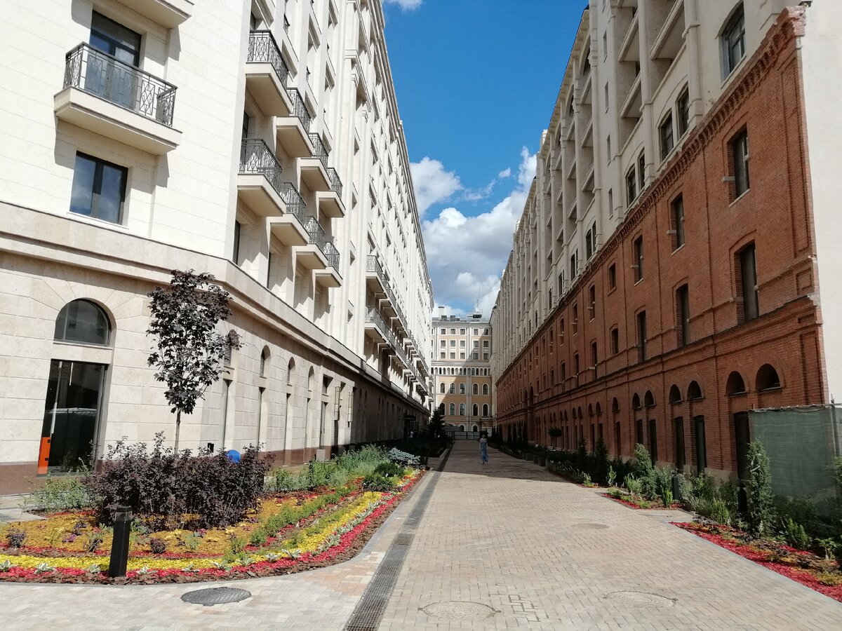 В офисе продаж протирают все - столы, перила и дверные ручки. Фото: Мир Квартир