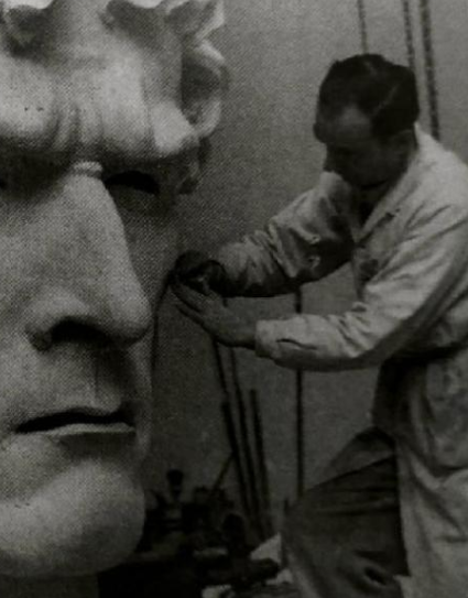 Немецкий скульптор Арно Брекер в своей мастерской в Берлине. Ноябрь 1939 г