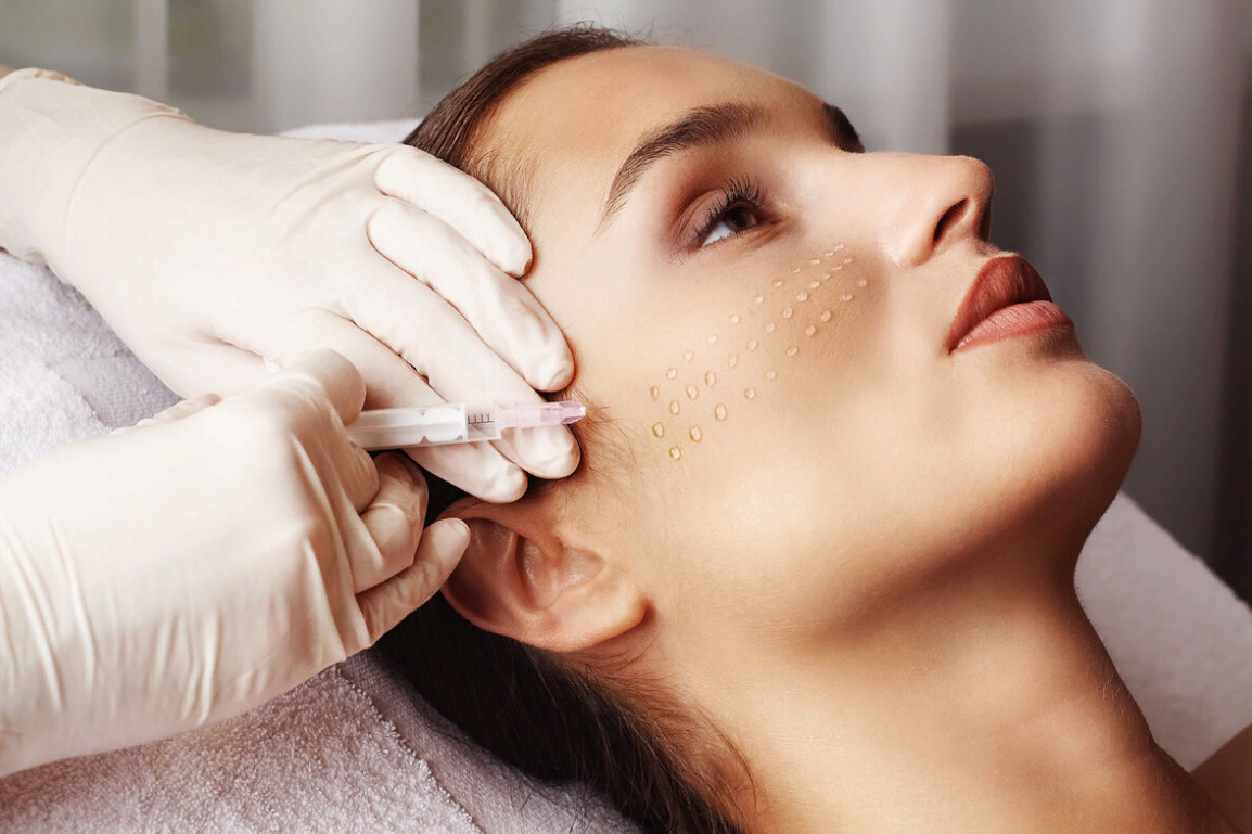 Мезотерапия с первого применения улучшает внешний вид лица, подтягивает контуры, разглаживает рельеф