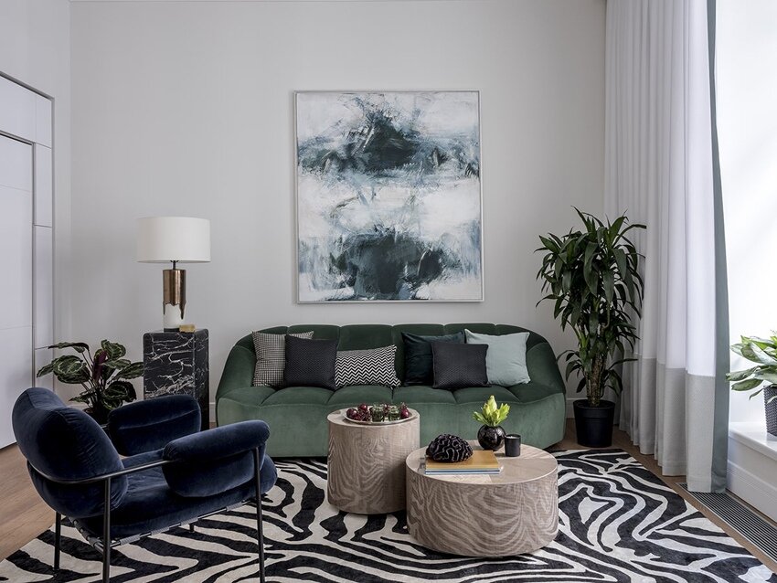 Пожалуй, основная часть квартиры — зона гостиной, которая визуально объединена ковром с анималистичным принтом. 