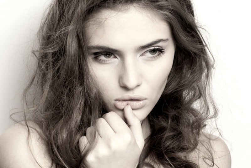 Игнорировать своего партнёра – неправильный путь, но для отношений также не продуктивно постоянно беспокоиться, любят ли вас или нет. Постоянно тревожащиеся люди часто становятся такими навязчивыми и зависимыми, что это может оттолкнуть их партнёра, которому тяжело выносить чрезмерную потребность в проявлениях чувств и увещеваниях. После того, как вы достигли осознанной готовности посвятить себя друг другу, вовсе не нужно постоянно вопрошать у любимого человека, действительно ли ваши отношения важны для него. Даже если вы не дошли до стадии взаимных обязательств, вы должны научиться распознавать по его поведению, имеете ли вы для него значение. Положительными проявлениями можно считать случаи, когда ваш партнёр не забывает позвонить или отписаться вам, относится к вам обходительно и старается радовать вас, проявляет себя учтиво с теми, кто для вас важен. Это могут быть и какие-то другие проявления, характерные именно для вашей пары, которые, если вы внимательно посмотрите, показывают, насколько он или она любит вас. Все это должно помочь вам снизить тревожность о ваших отношениях.