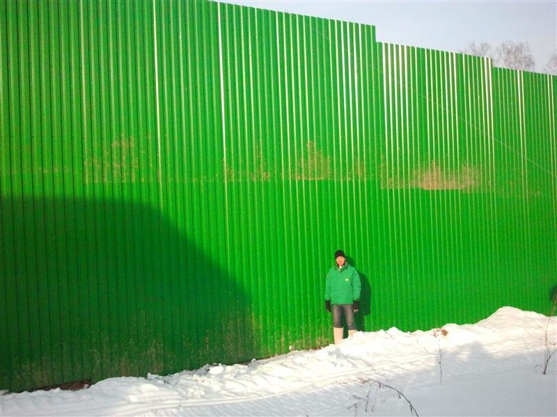 Фото рядом с 6-метровым забором имения Медведева. Фото взято из открытых источников