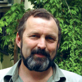 Алтай — это гигантский заповедник, где растут 2000 видов растений, 200 из которых можно найти только здесь — и нигде больше. Многие представители местной флоры занесены в Красную книгу. А еще здесь обитает 70 видов млекопитающих и более 300 видов птиц, в числе которых — черный аист, алтайский улар, сапсан, беркут, балобан, орел-могильник и скопа. Среди рыб особо ценятся хариус, таймень и ленок.
На весь мир Алтай знаменит тем, что является домом снежного барса, или ирбиса, — исчезающего вида кошачьих. Снежный барс — один из самых скрытных кошачьих на планете: он обитает в суровых скалах на высоте до 5000 метров над уровнем моря. До сих пор никто не знает, сколько точно ирбисов осталось на планете, однако известно, что обитают они только в 12 странах, и 1−2% живут в России.

Владимир Креверруководитель программы по биоразнообразию WWF России«Более 10 лет охраной ирбисов занимается Всемирный фонд дикой природы. По нашим оценкам, всего в России обитает не более 70 снежных барсов, около 29 — на Алтае. Основная угроза для них — браконьерство, бороться с которым нужно не только полицейскими методами. WWF вместе с Сайлюгемским нацпарком вовлекает бывших браконьеров в работу по сохранению ирбиса: они помогают экспертам фонда устанавливать фотоловушки, собирают и ликвидируют капканы в округе, сообщают о природоохранных нарушениях».Еще один краснокнижник Алтайских гор — аргали, или алтайский горный баран. Это самый крупный подвид горного барана на планете. Самцы обладают большими и красивыми рогами, которые привлекают браконьеров: за такой трофей предлагают немалые деньги. Аргали также находится под защитой WWF. Сейчас на земле осталось около 4000 особей, 1200 из которых обитают в российской части Алтая.
При поддержке WWF на территории Алтая создали несколько крупных заповедников. В 2010 году открылся Сайлюгемский национальный парк — первый национальный парк на Алтае. Пешком, на автомобиле и на лошади можно добраться почти до самой границы с Монголией, увидеть горные пейзажи, искупаться в ледяной реке и пройтись по альпийским лугам.
Катунский заповедник — одна из самых удивительных заповедных зон Алтая площадью в 151 тысячу гектаров. Для посещения туристами открыто только 5% его территории остальная же площадь — убежище для более чем 700 видов сосудистых растений, около 50 видов млекопитающих и 120 видов птиц.
Алтайский заповедник — старейший заповедник региона. Именно его сотрудники начали первые работы по изучению снежного барса на Алтае, стали развивать экотуризм региона: местные жители открывают на территории заповедника сувенирные лавки, принимают туристов и работают экскурсоводами.
  Озеро Аккемское. Гора Белуха. АлтайФотография: Игорь Потапов / фотобанк «Лори»Ирбис (снежный барс)Фотография: Дмитрий Неумоин / фотобанк «Лори»Луг с цветущим водосбором. АлтайФотография: Коваль Василий / фотобанк «Лори»Еще одно знаменитое место Алтая — плато Укок — небольшое плоскогорье на юге республики. Суровый, почти безлюдный район спрятан в самом сердце Евразии. Для алтайцев название «Укок» означает «конец всего»: по преданиям, местные пастбища лежат в преддверии небесного свода. С южной стороны плато Укок окружает хребет Табын-Богдо-Ола, что в переводе с монгольского означает «пять священных вершин». Согласно легенде, великий Чингисхан, проезжая мимо горного массива, увидел над ним «райское сияние» и велел назвать хребет «Пять священных вершин». Табын-Богдо-Ола — крупнейший центр оледенения на Алтае, на его склонах находится более 60 ледников.
Мировую известность плато Укок приобрело благодаря не только уникальной природе, но и знаменитым археологическим находкам. В 1993 году при раскопках одного из курганов ученые обнаружили мумию женщины. Захоронение датируется V–III веками до нашей эры, а значит, тело провело в земле около 2500 лет, но прекрасно сохранилось — благодаря льду, заполнившему погребальную камеру. Возраст женщины не превышал 25 лет, и, судя по всему, она принадлежала к знатному роду: на ее голове был убор с золотыми деталями, а на руках — татуировки алтайского грифона.
Местные жители заявили, что найденная женщина была Белой госпожой — «хранительницей покоя Ак-Кадын», которая стоит на страже подземного мира и не дает нечисти выходить на поверхность. Они уверяли, что останки нельзя тревожить, и обвиняли ученых в пожарах, наводнениях, землетрясениях и других бедах, случавшихся в регионе с момента раскопок. В итоге конфликт вышел на федеральный уровень, но мумию «алтайской принцессы» не предали земле, а поместили в Национальный музей им. Анохина в Горно-Алтайске, после чего Госсобрание Республики Алтай запретило проводить археологические раскопки в регионе, а плато Укок объявило зоной покоя.
         Ледник Маашей. Горный АлтайФотография: Селигеев Андрей Иванович / фотобанк «Лори»Ирбис (снежный барс, снежный леопард)Фотография: Юлия Бабкина / фотобанк «Лори»Осенний пейзаж. Горный АлтайФотография: Гребенников Виталий / фотобанк «Лори»Мультинские озера. АлтайФотография: Gagara / фотобанк «Лори»Алтайская имурангаФотография: Александр Литовченко / фотобанк «Лори»Гора Табын-Богдо-Ола. Плато Укок. Горный АлтайФотография: Оксана Гильман / фотобанк «Лори»Осенний алтайский пейзаж с желтыми лиственницамиФотография: Денис Черкашин / фотобанк «Лори»Ирбис (снежный барс, снежный леопард)Фотография: Татьяна Лата / фотобанк «Лори»Скалистые берега озера Акчан в безветренную погоду. АлтайФотография: Овчинникова Ирина / фотобанк «Лори»Пищуха алтайскаяФотография: Андрей Павлов / фотобанк «Лори»