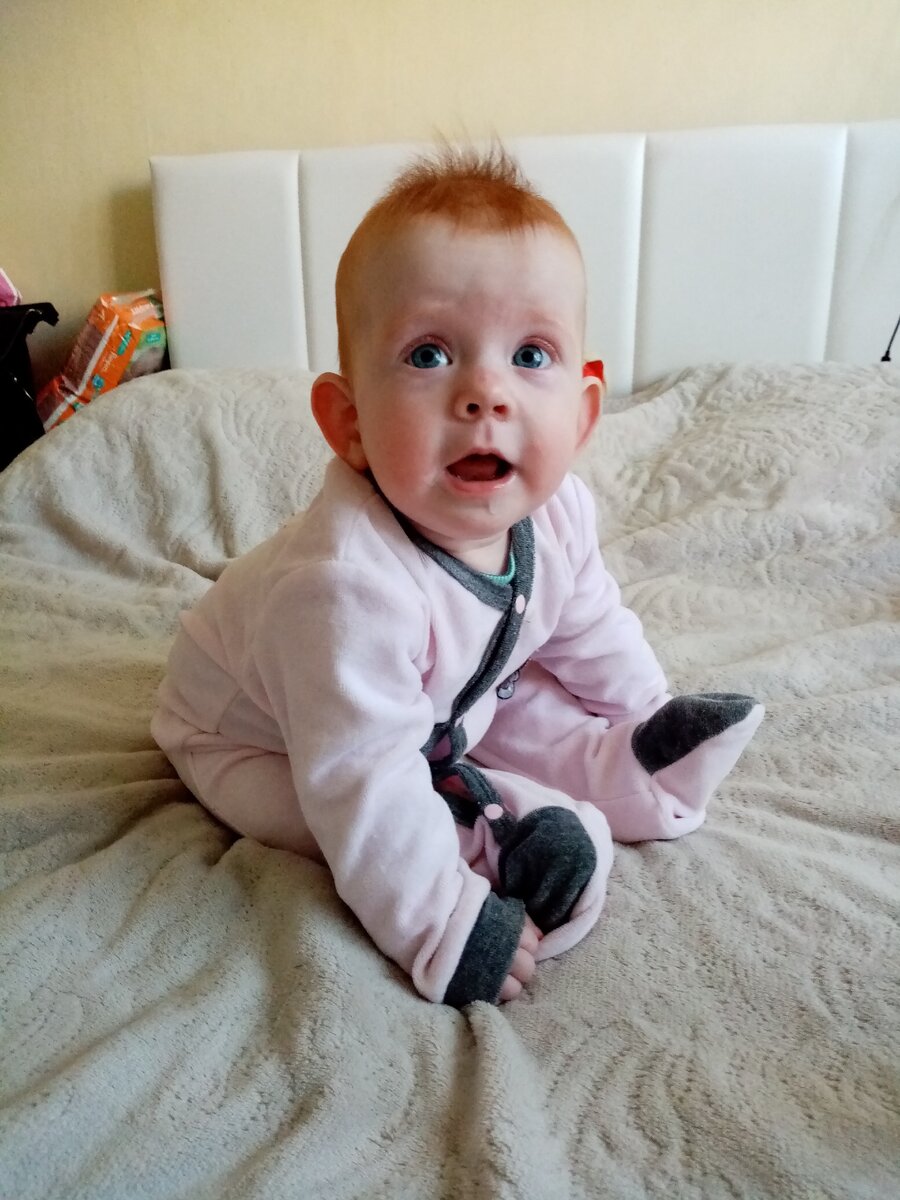 Моя Фырка. Уже успела переболеть желтухой, обструктивным бронхитом, коклюшем (которым у нас в городе болели и привитые дети). Пара насморков. 