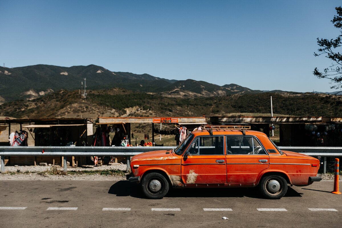 Ретро-авто отдыхает на трассе вблизи города Мцхета