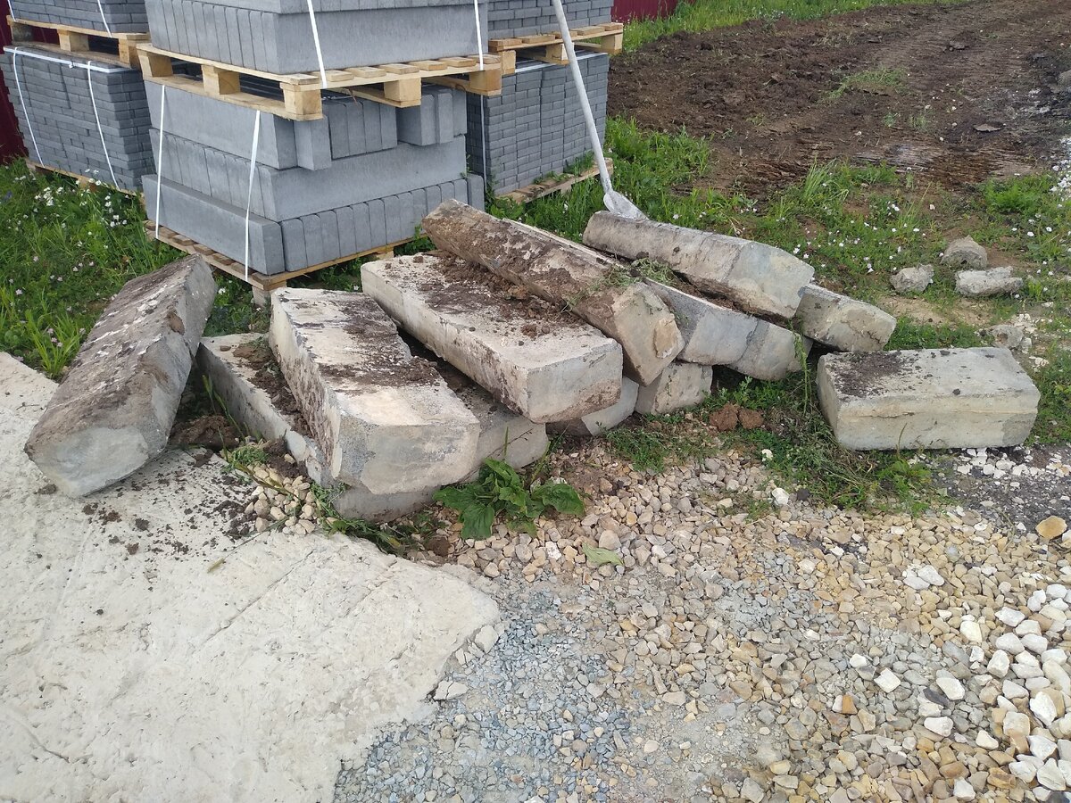 Магистральные бордюры, которые нашел в толще привезенного асфальта. Горбунов Сергей Канал Самостройщика.