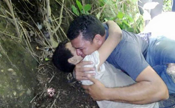 Отец обнимает сына