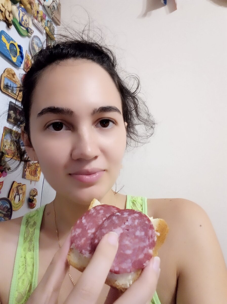 Очень люблю на завтрак свеженький хлеб с колбаской😋🥪