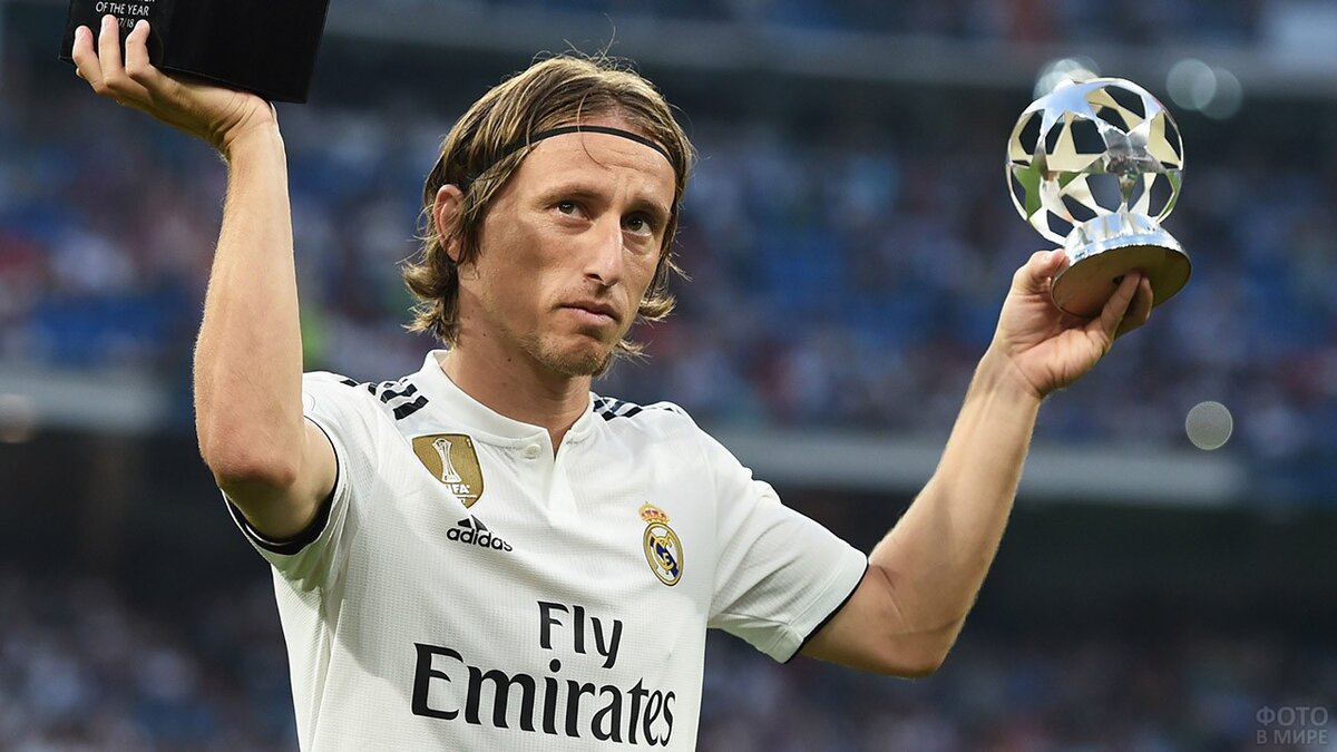 Лука Модрич в футболке "Реал Мадрид"