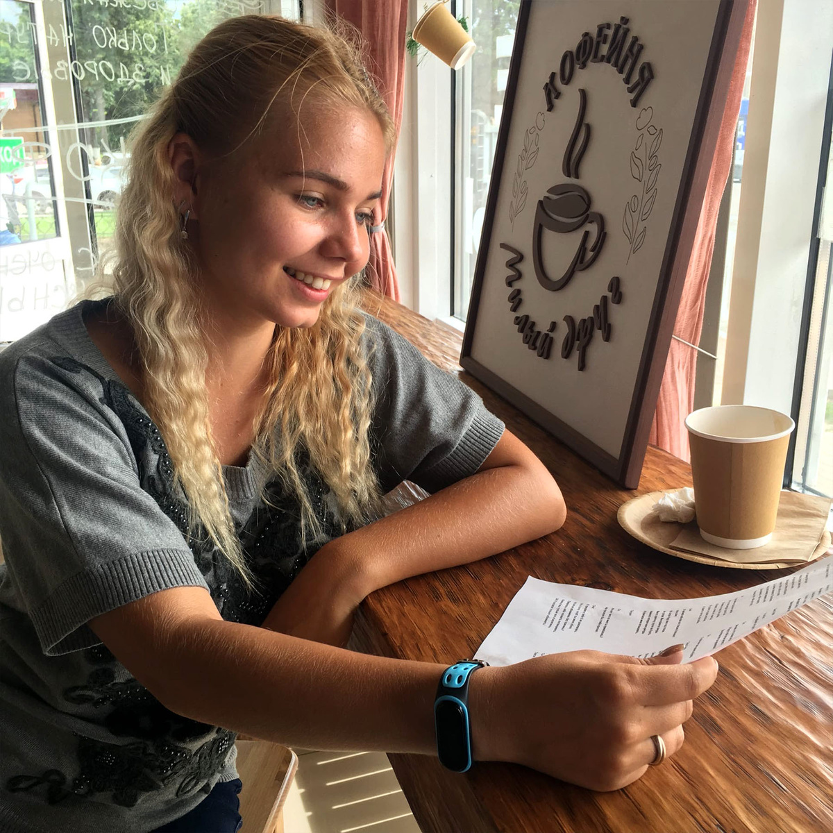 Режиссер студии Татьяна Завадская в кофейне "Милый друг"  следит за тем, чтобы актеры сыграли правильные эмоции. А там очень эмоциональный сценарий. К тому же, некоторые сцены этого фильма требуют серьезной операторской работы