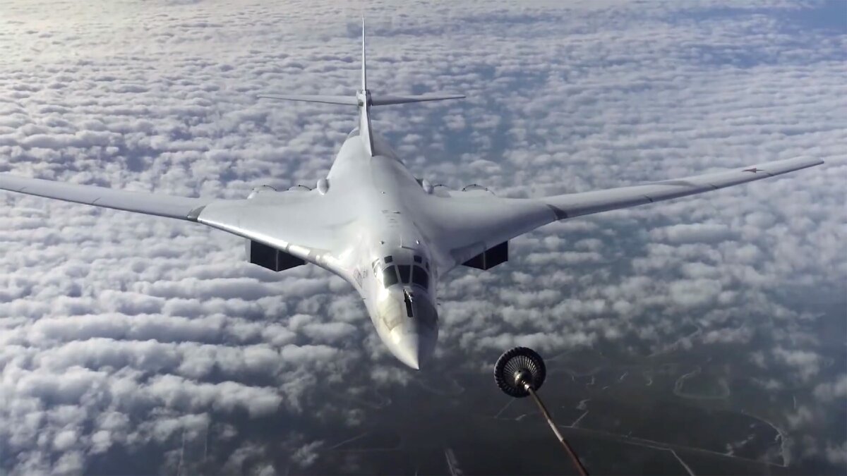 Сверхзвуковой стратегический бомбардировщик-ракетоносец Ту-160 - Фото: МИНИСТЕРСТВО ОБОРОНЫ РФ/ТАСС