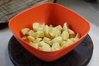 Сперва нужно очистить картофель и нарубить корнеплод на мелкие кубики.