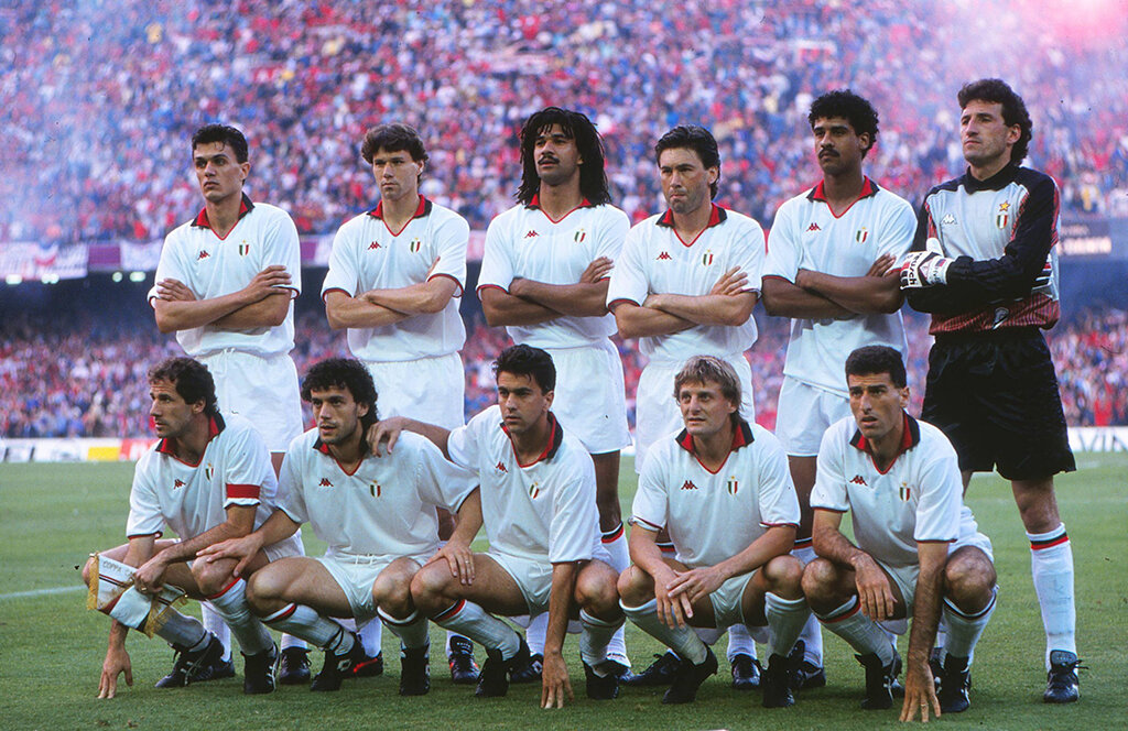 "Милан" перед финальным матчем кубка чемпионов 1989 года. Верхний ряд: Паоло Мальдини, Марко Ван Бастен, Рууд Гуллит, Карло Анчелотти, Франк Райкард, Джованни Галли. Нижний ряд: Франко Барези, Роберто Донадони, Алессандро Костакурта, Анджело Коломбо, Мауро Тасотти.