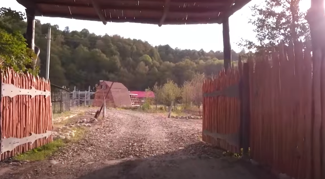 Входим через ворота.