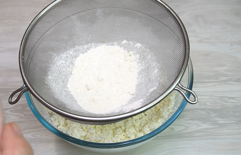 Как нужно готовить сырники, чтобы были с творожным вкусом и не расплывались на сковороде (делюсь рецептом)