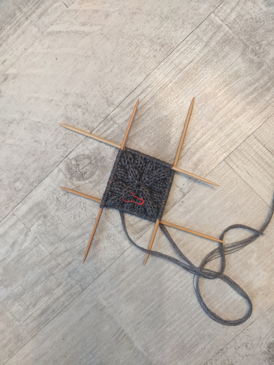 начало моей шапки сверху - пока петель немного, вяжу на чулочных спицах, начало ряда там, где маркер (фото из личного архива)