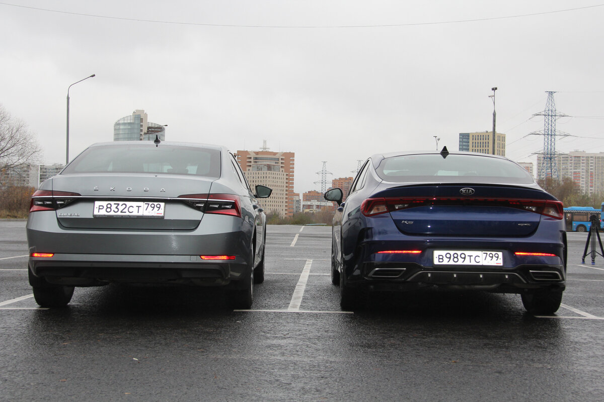 Киа К5 и Шкода Суперб  приготовились к динамическим испытаниям