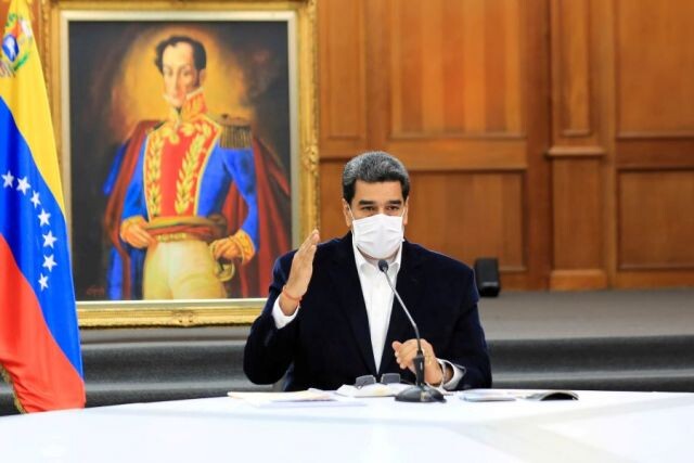 29.12.2020 02:56586Мадуро: в Колумбии готовят новое нападение на Венесуэлу
STRINGER / ReutersМосква, 29 декабря - АиФ-Москва.Президент Венесуэлы Николас Мадуро заявил, что в Колумбии готовится новое нападение на республику, передает РИА Новости.«Из Колумбии готовят новые атаки против военных страны, с натренированными наемниками, при финансировании со стороны Ивана Дуке готовятся атаки в конце этого года», — сказал он.Ранее Мадуро заявил на пресс-конференции в Каракасе, что в день парламентских выборов на него готовили покушение.По словам Мадуро, о подготовке покушения сообщил «надежный источник в колумбийской разведке». Также венесуэльский лидер уверен, что в разработке плана участвовал глава Колумбии Иван Дуке.