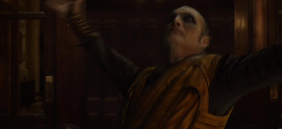 Кецилий уничтожает мистический храм в Лондоне