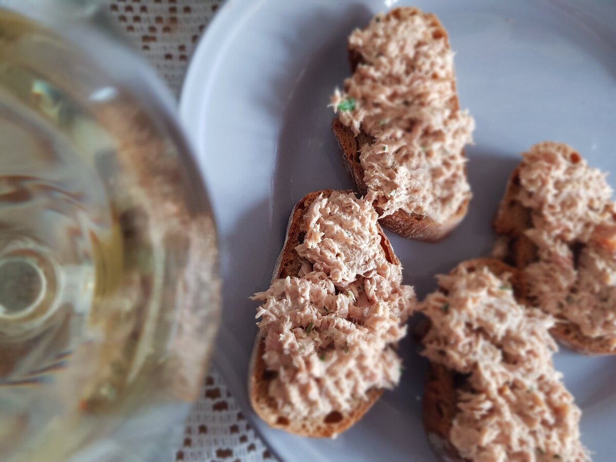 Ржаной хлеб и намазка из тунца - великолепная закуска или перекус. Идеально к белому вину.