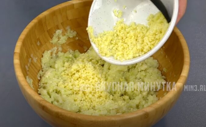 1.  Капусту нарезаю (крупно) и отвариваю в подсоленной воде 3-4 минуты. На дуршлаг - и в мясорубку! Лучше слегка остудить. К измельченной капусте - манную крупу, отваренное пшено, морковь, мелко нарезанный лук, соль, перец и зелень.