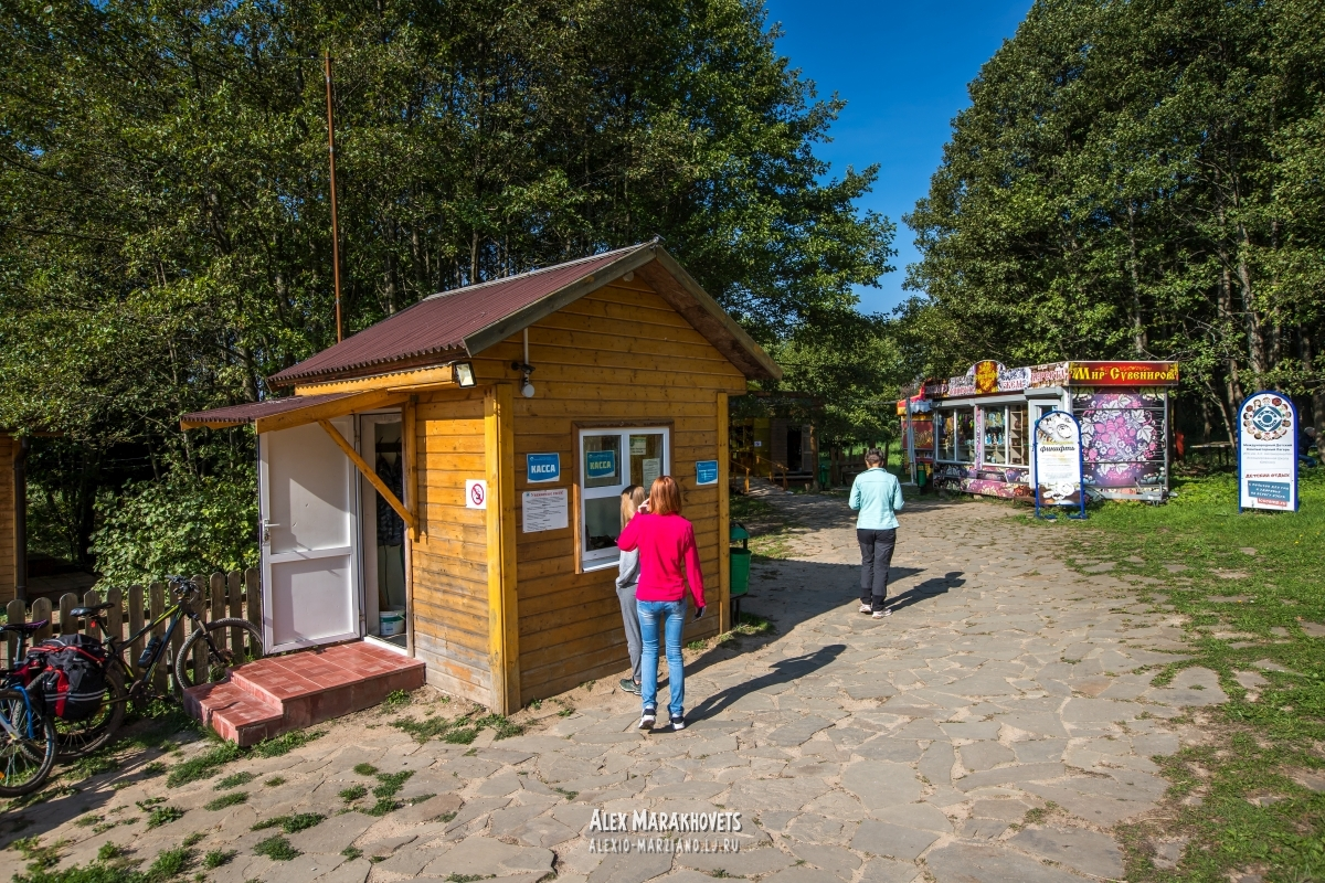 Легендарый Синий камень медленно уходит под землю. Посмотрел, пока еще можно