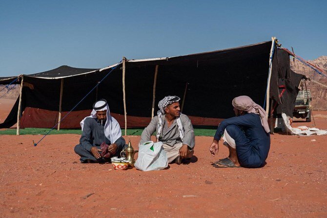Слово "бедуин" в переводе означает "житель пустыни". Бедуины – арабы, ведущие кочевой образ жизни.