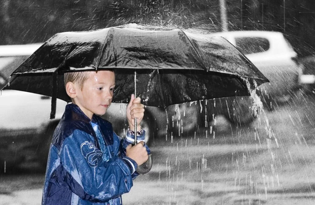 Мам дождь пошел. Человек под дождем. Человек дождя. Мальчик с зонтом. Фотосессия в дождь.