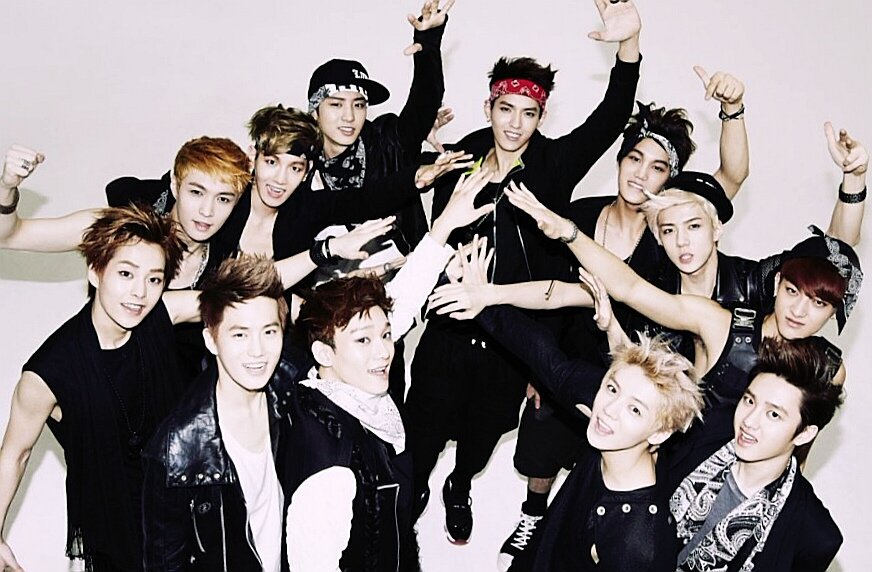 Изначальный состав EXO: все 12 участников. Лэй здесь рыженький😉
