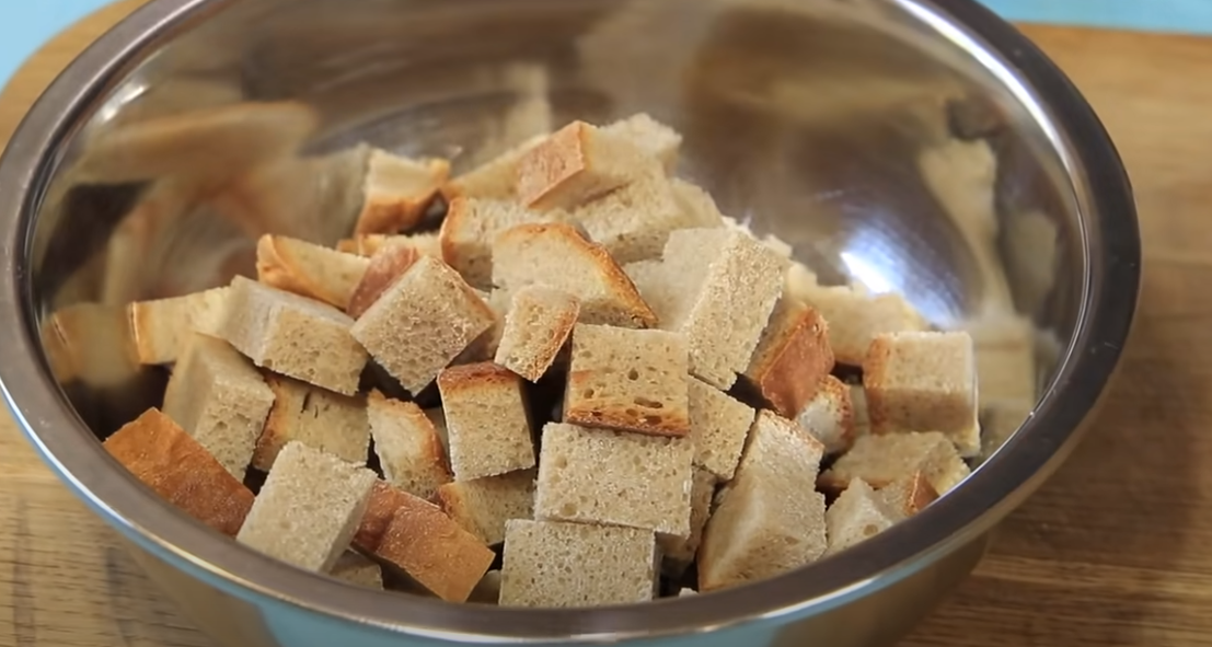 Нарезаный хлеб кубиками.