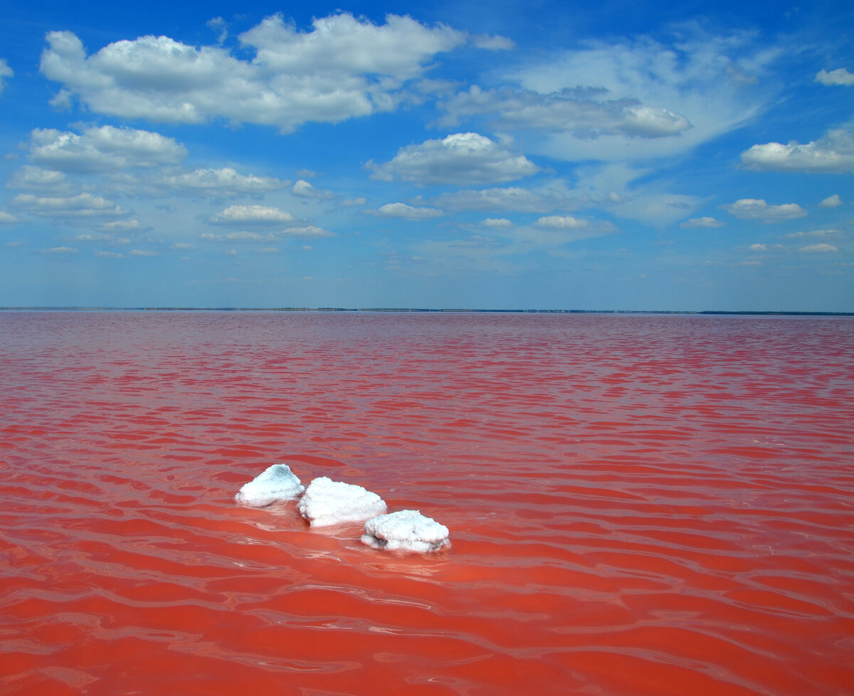  Три камня, покрытые солью. Фото автора.